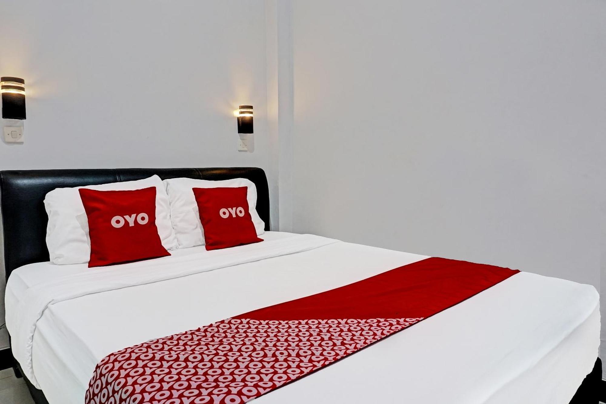 Oyo 91599 Penginapan Mutiara Madiun Exteriör bild