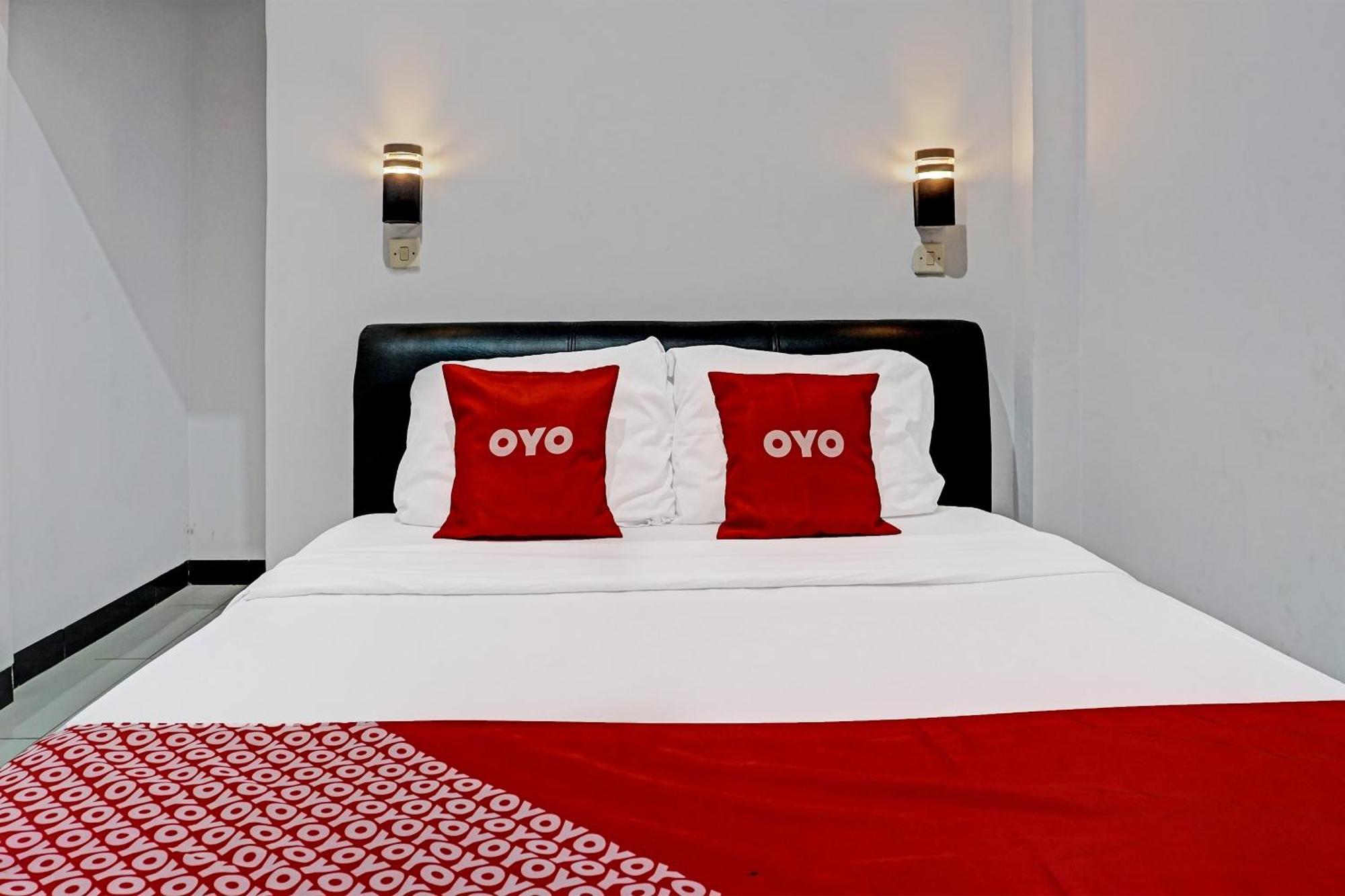 Oyo 91599 Penginapan Mutiara Madiun Exteriör bild