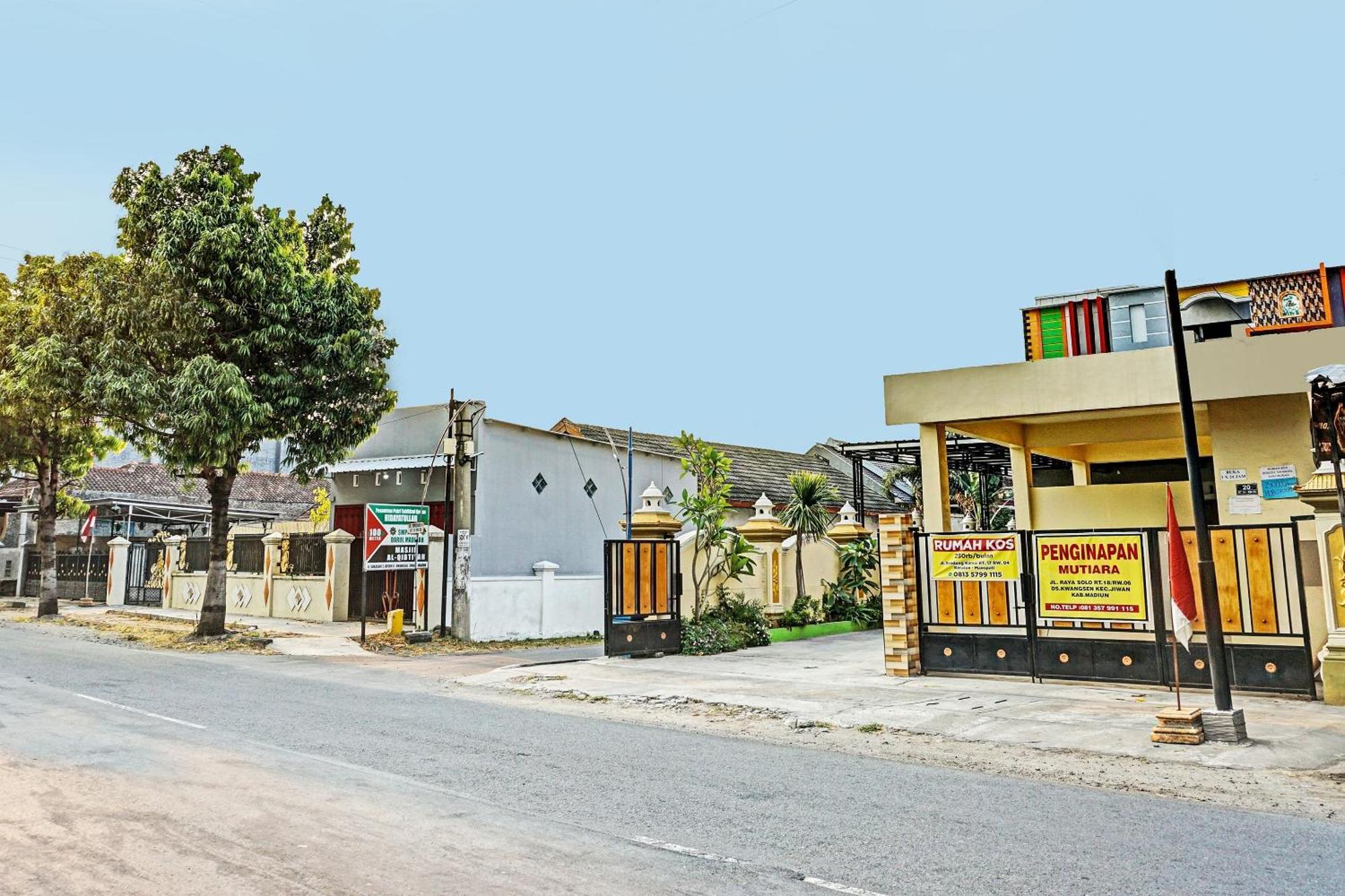 Oyo 91599 Penginapan Mutiara Madiun Exteriör bild