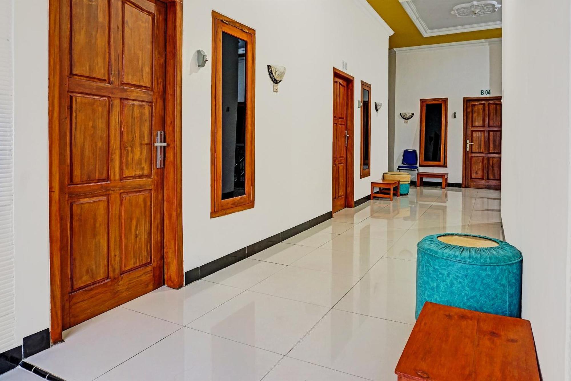 Oyo 91599 Penginapan Mutiara Madiun Exteriör bild