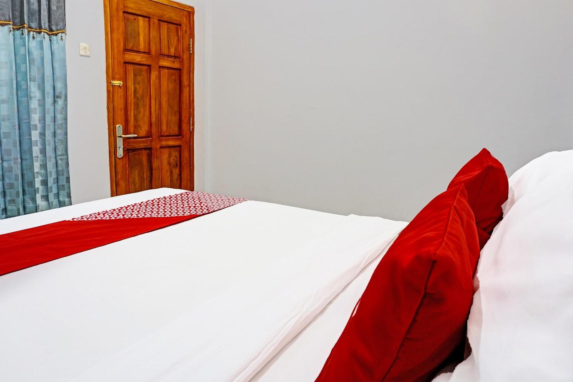 Oyo 91599 Penginapan Mutiara Madiun Exteriör bild