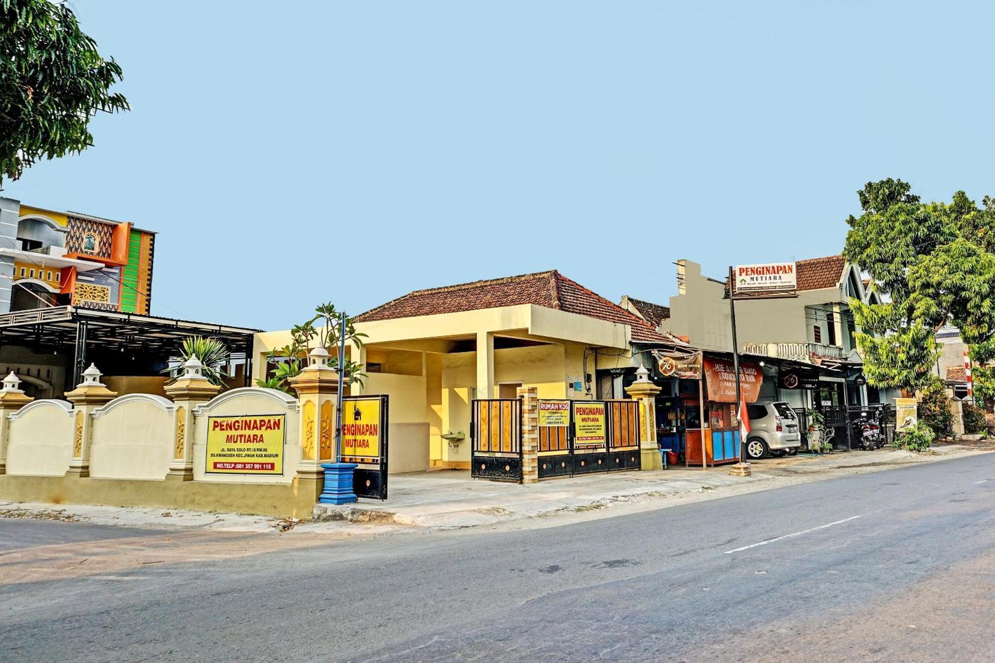 Oyo 91599 Penginapan Mutiara Madiun Exteriör bild