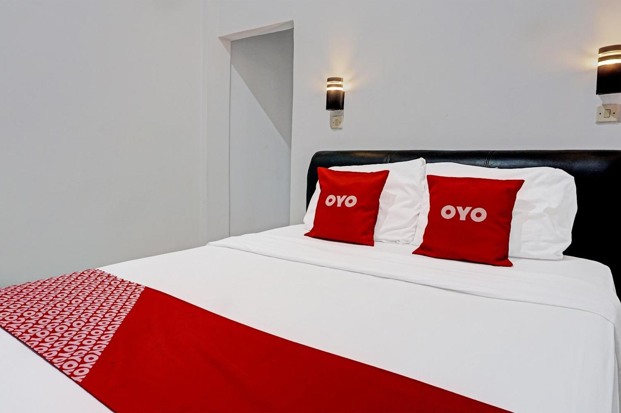 Oyo 91599 Penginapan Mutiara Madiun Exteriör bild