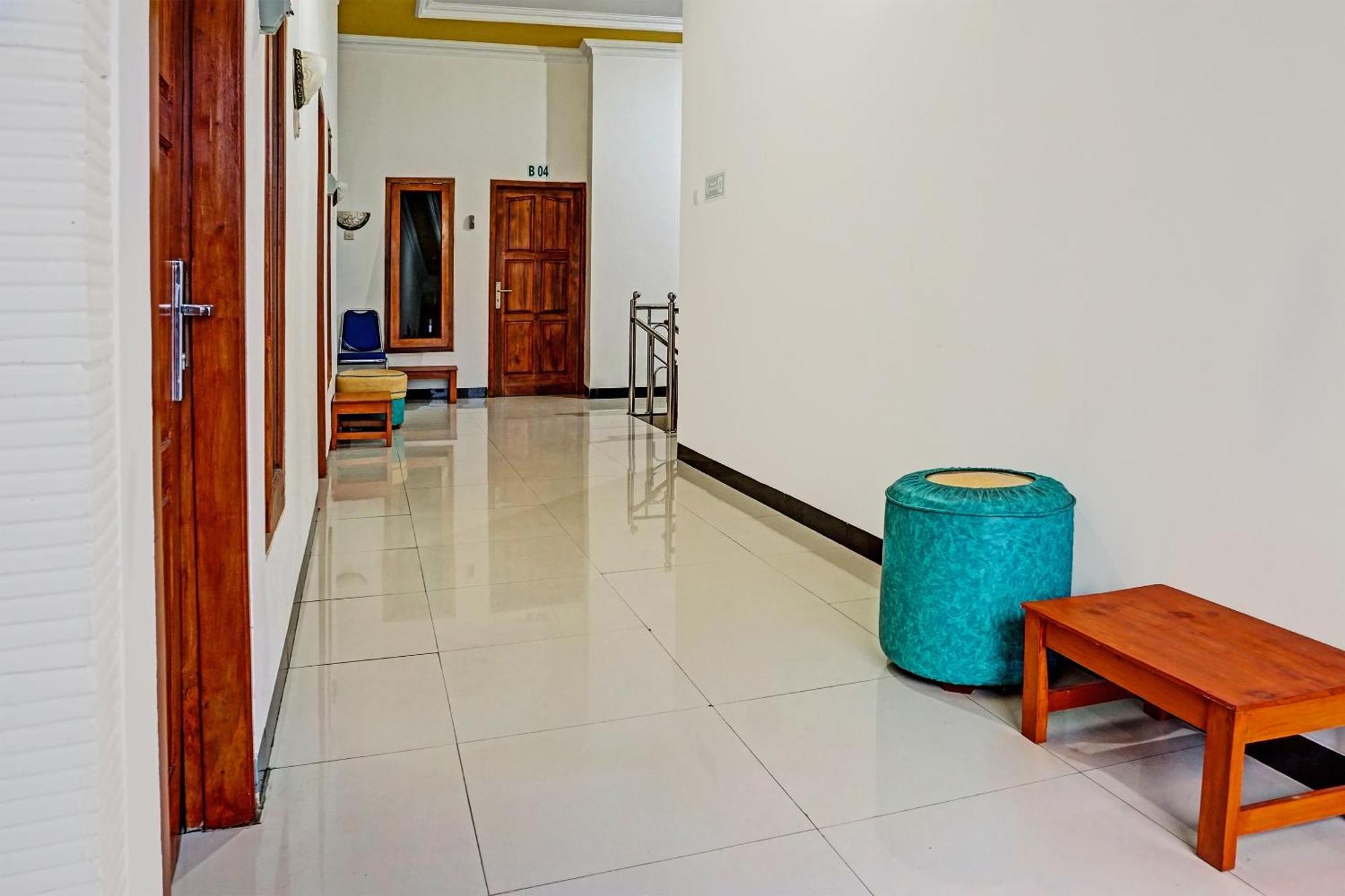 Oyo 91599 Penginapan Mutiara Madiun Exteriör bild